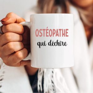 Mug ostéopathe qui déchire femme