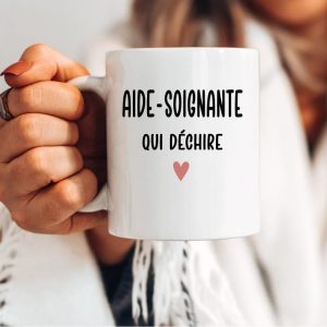Mug aide-soignante qui déchire cœur femme