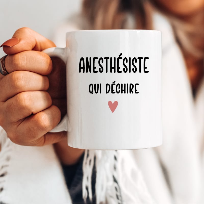 Mug anesthésiste qui déchire cœur femme