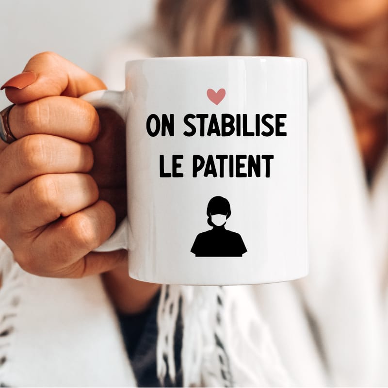 Mug chirurgienne on stabilise le patient