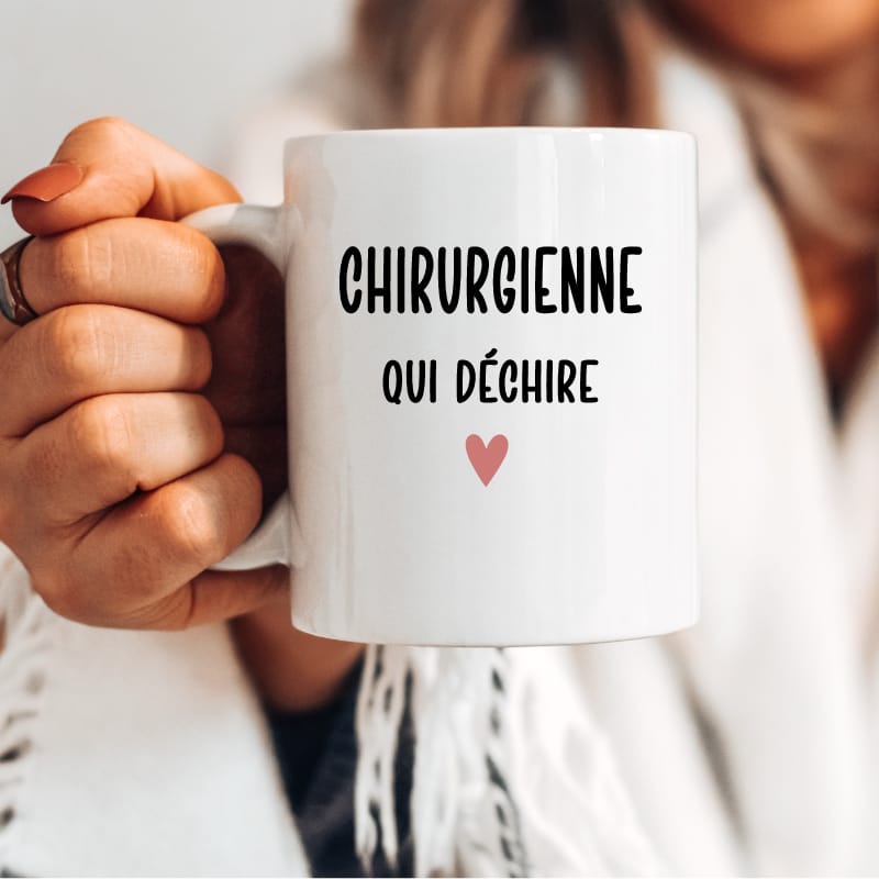 Mug chirurgienne qui déchire cœur femme