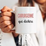 Mug chirurgienne qui déchire femme