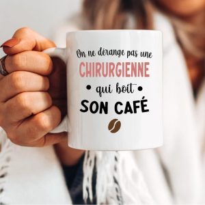 Mug on ne dérange pas chirurgienne qui boit son café