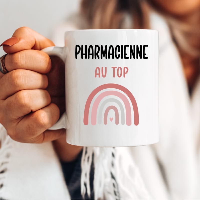 Mug pharmacienne au top arc-en-ciel femme