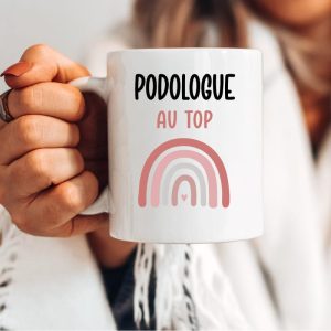 Mug podologue au top arc-en-ciel femme