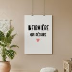 affiche infirmière qui déchire cœur