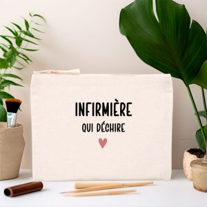 Pochette infirmière qui déchire cœur