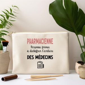 pochette pharmacienne personne formee dechiffrer ecriture médecins
