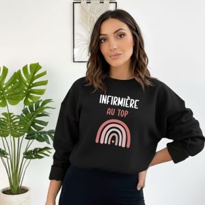pull infirmière au top arc-en-ciel